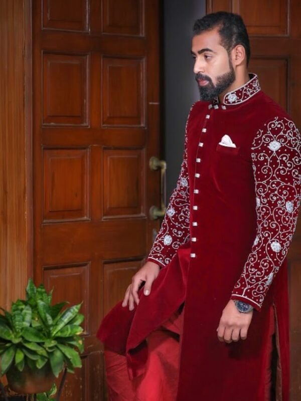 Rich colors and detailed embroidery for a majestic appearance.